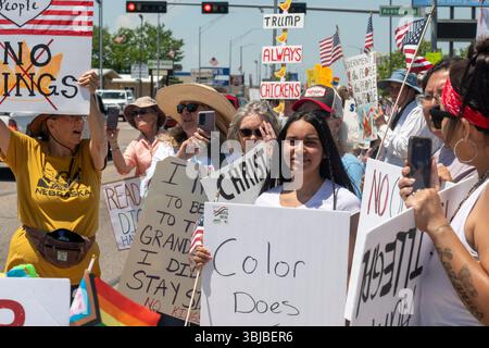 Manifestante presente alla "protesta di No King" nel Nebraska occidentale Foto Stock