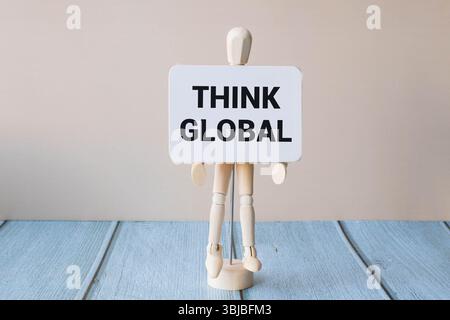 Pensare a un simbolo locale di azione globale. Blocchi di legno con parole pensare globale agire locale . Splendido sfondo grigio. Mano d'affari. Affari e pensare globa Foto Stock