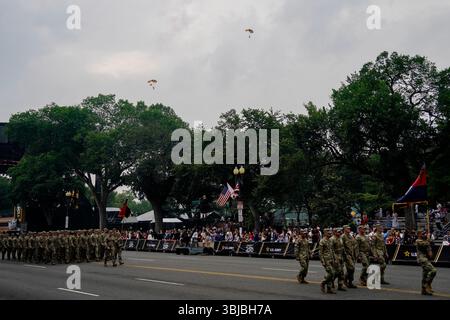 Washington, Stati Uniti. 14 giugno 2025. I membri dei Golden Knights, la squadra di dimostrazione e competizione di paracadute dell'esercito americano, partecipano alla 250th Anniversary Parade dell'esercito americano a Washington, DC, USA, sabato 14 giugno, 2025. l'esercito festeggia il suo 250° compleanno, che coincide con il compleanno del presidente Donald Trump, con una sfilata con equipaggiamento dell'esercito, flyover, fuochi d'artificio e 6.600 veterani e soldati attivi. Foto di Kent Nishimura/UPI credito: UPI/Alamy Live News Foto Stock
