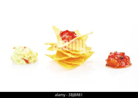 Nachos con guacamole e salsa di pomodoro isolati su sfondo bianco Foto Stock