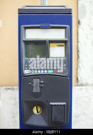 Parcheggio auto sulla strada Foto Stock