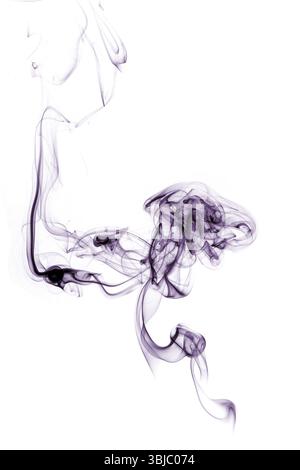 Fumo isolato su bianco. Forma mistica astratta del fumo Foto Stock