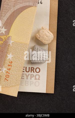 Pillole di ecstasy sulla banconota in euro, vista dall'alto. Spaccio di droga Foto Stock