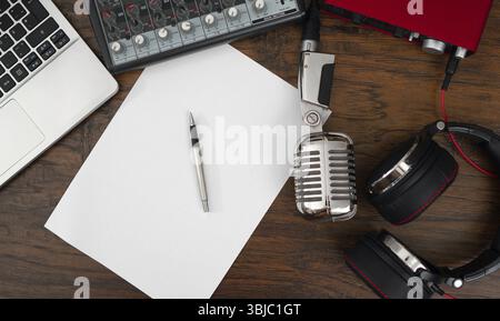 Cuffie, console mixer, microfono e scheda audio. Concetto di songwriting Foto Stock