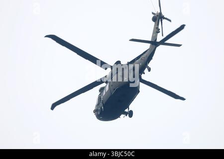 Washington, DC, USA. 14 giugno 2025. Vista del sorvolo dell'esercito americano durante la celebrazione del 250° compleanno dell'esercito americano a Washington, DC il 14 giugno 2025 Credit: Mpi34/Media Punch/Alamy Live News Foto Stock