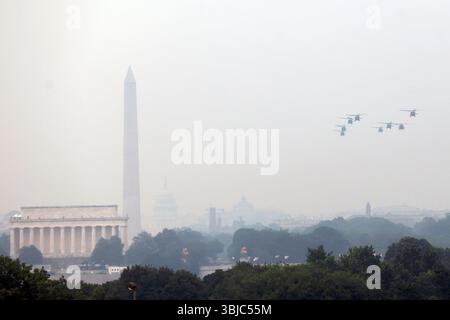 Washington, DC, USA. 14 giugno 2025. Vista del volo dell'esercito americano diretto verso il Washington Monument durante la celebrazione del 250° compleanno dell'esercito americano a Washington, DC il 14 giugno 2025 Credit: Mpi34/Media Punch/Alamy Live News Foto Stock