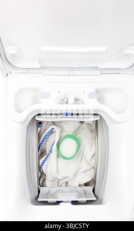 Lavatrice carica di vestiti sporchi con sapone dall'alto Foto Stock