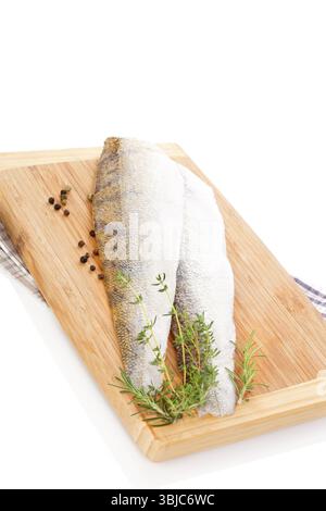 Filare le fette di pesce su un tagliere di legno isolato su sfondo bianco. Piatti di pesce di lusso Foto Stock