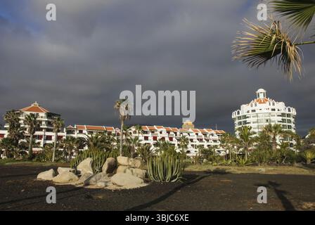 Costa Adeje, Tenerife, Spagna - 28 luglio 2013: Le isole di Tenerife sono una località turistica. Costa del mare e hotel sulla spiaggia Foto Stock