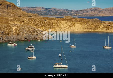 Gli yacht sono ormeggiati nella baia Foto Stock