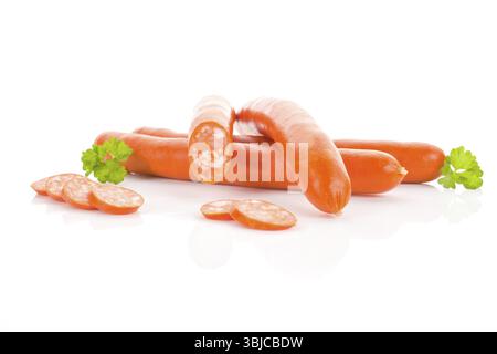 Diverse salsicce isolate su sfondo bianco. Mangiare malsano Foto Stock