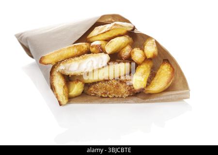 Fish and chips in sacchetto di carta marrone isolato su sfondo bianco. Cucina tradizionale britannica Foto Stock