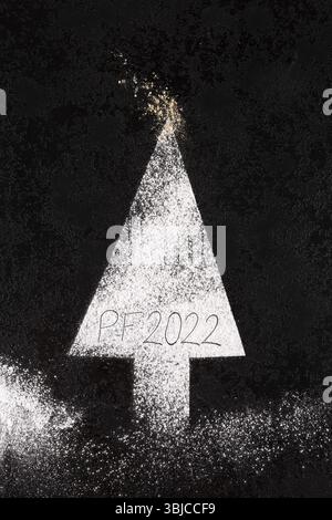 Albero di natale minimalista realizzato con ingredienti da forno. buon natale e felice anno nuovo Foto Stock