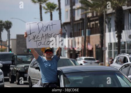 San Marcos, California, Stati Uniti. 14 giugno 2025. Manifestanti e contro-manifestanti si riuniscono a Huntington Beach per il No Kings Rally, mettendo in evidenza le crescenti tensioni le incursioni Imigratorie nel sud della California (Credit Image: © Tobin Hill/ZUMA Press Wire) SOLO USO EDITORIALE! Non per USO commerciale! Foto Stock