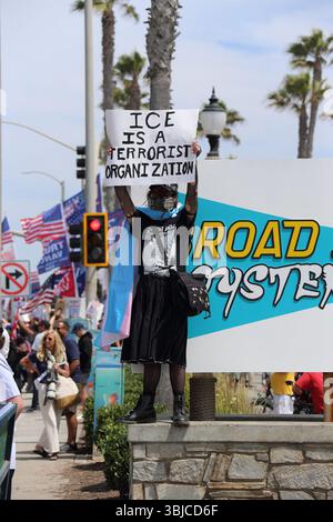 San Marcos, California, Stati Uniti. 14 giugno 2025. Manifestanti e contro-manifestanti si riuniscono a Huntington Beach per il No Kings Rally, mettendo in evidenza le crescenti tensioni le incursioni Imigratorie nel sud della California (Credit Image: © Tobin Hill/ZUMA Press Wire) SOLO USO EDITORIALE! Non per USO commerciale! Foto Stock