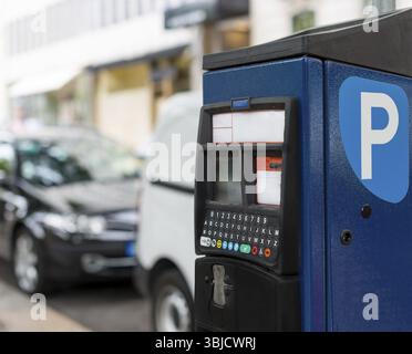 Parcheggio self-service sulla strada Foto Stock