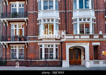 Edificio di appartamenti vittoriano a Londra con finestre a bovindo Foto Stock