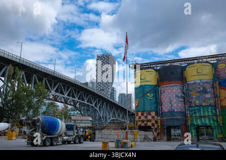 Un camion di cemento presso la fabbrica di cemento Heidelberg Materials, ex Ocean concrete, con murature sui silos di Granville Island a Vancouver, British Columbia. Foto Stock