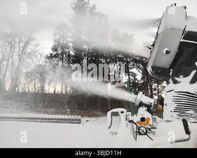 Pistole da neve mobili per la produzione di neve artificiale Foto Stock