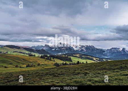 Vista panoramica dall'Alpe di Siusi alle Dolomiti in alto Adige, Italia, Europa Foto Stock