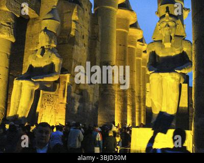 A Luxor Egitto - Giugno 12, 2016: Luxor Attrazioni, antichi edifici egiziano e statue, geroglifici sulle pareti Foto Stock