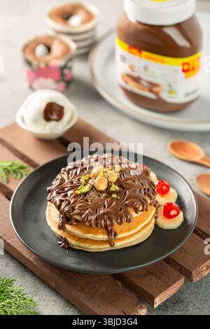 Pancake alla Nutella, pancake alla vaniglia ricoperto di strato di cioccolato. Foto Stock