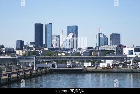 Porto di Tallinn e grattacieli in Estonia Foto Stock