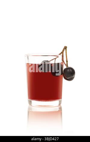 Succo fresco di bacche nere mature in vetro e frutti di bosco. Drink di aronia Foto Stock