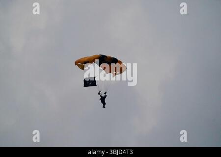 Un membro dei Golden Knights, la squadra di dimostrazione e competizione di paracadute dell'esercito americano, durante la 250th Anniversary Parade dell'esercito americano a Washington, DC, USA, sabato 14 giugno, 2025. l'impegno del presidente Donald Trump di esercitare il potere degli Stati Uniti in tutto il mondo è stato messo alla prova in Europa e in Medio Oriente, ma questo fine settimana gli offre la possibilità di mostrare quel potere sul suolo americano. Credito: Kent Nishimura/Pool via CNP/MediaPunch Foto Stock