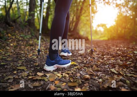 Donna con bastoncini da trekking. Nordic walking Foto Stock