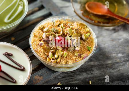 Dessert arabi orientali, kunafa gelato con pistacchio e mastice. Foto Stock