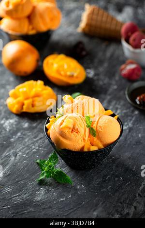 Gelato tropicale, gelato al mango. Foto Stock