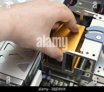 Tecnico informatico che installa la CPU nella scheda madre Foto Stock