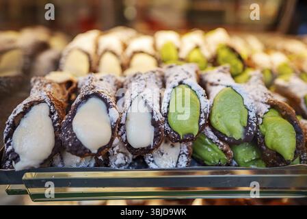 Tradizionali paste italiane ripiene di crema di Cannoli Foto Stock