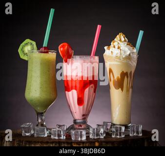 Assortimento di frullati, bevande a base di latte freddo, caramello, fragola e kiwi. Foto Stock