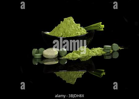 Spirulina, clorella, siero di latte, pillole di erba da barolo, polvere macinata e compresse effervescenti. Disintossicazione. Integratori alimentari ecologici Foto Stock