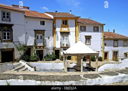 Il pittoresco villaggio di Castelo de vide si trova nella regione dell'alto Alentejo del Portogallo, contro il pendio di una delle colline pedemontane settentrionali di t Foto Stock