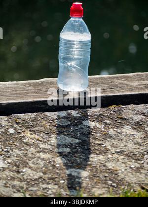 Bottiglia d'acqua lasciata dai rematori sulle sponde del Tamigi, appena al Radley College, Boathouse. Situato in un bel tratto del fiume e fondato nel 192 Foto Stock