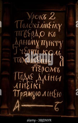 Lezione due sui fondamenti della geometria scritti su una lavagna in aula durante una sessione serale Foto Stock