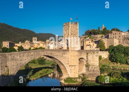 GUARDA IL VECCHIO PONTE DELLA TORRE FLUVIA FIUME BESALU GIRONA CATALOGNA SPAGNA Foto Stock