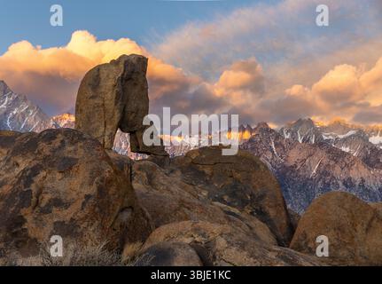 Alba sul Boot Arch tra le colline dell'Alabama e le montagne della Sierra Orientale. Foto Stock