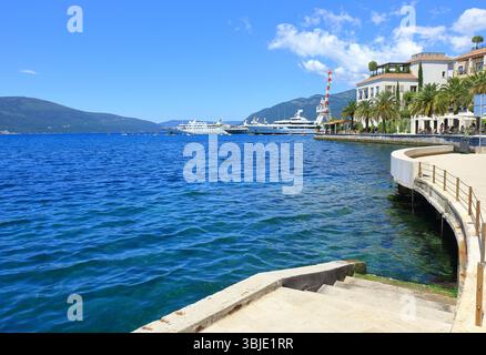 Vista delle barche sulla baia di Cattaro dalla Marina di Tivat Foto Stock