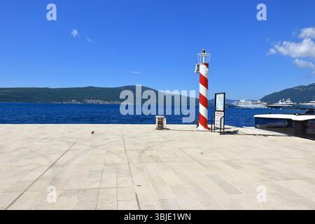 Una vista panoramica della baia di Cattaro dalla Marina di Tivat Foto Stock