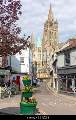 Truro Cathedral da St Mary's Street, Truro, Cornovaglia, Inghilterra, Regno Unito Foto Stock
