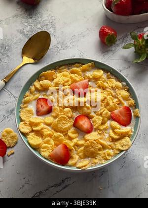 Ciotola di cornflakes con latte e fragole, colazione classica occidentale dall'alto. Foto Stock
