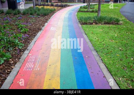 Adelaide, Australia meridionale - giugno 2025: Rainbow Pride Walk, Light Square, arte pubblica che celebra l'inclusione e la diversità LGBTIQ, attrazione turistica Foto Stock