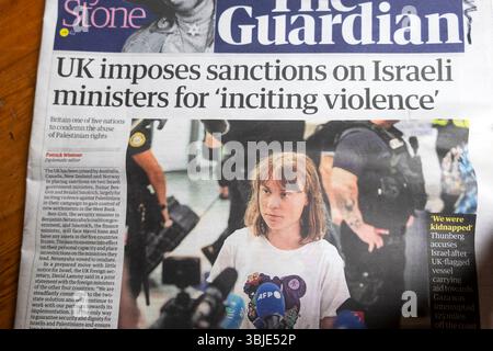 "Il Regno Unito impone sanzioni ai ministri israeliani per aver incitato alla violenza" articolo in prima pagina del quotidiano Guardian 11 giugno 2025 Londra Regno Unito Gran Bretagna Foto Stock