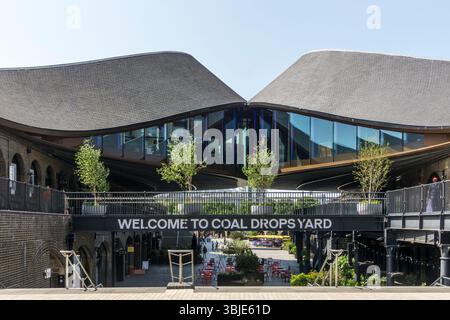 Coal Drops Yard Shops e spazio pubblico a King's Cross, Londra. Riqualificazione di ex capannoni ferroviari da parte di Thomas Heatherwick. Foto Stock
