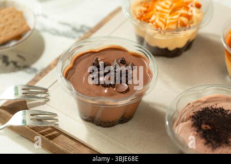 Mousse al cioccolato al latte, dessert freddo servito in una tazza o in un bicchiere. Foto Stock