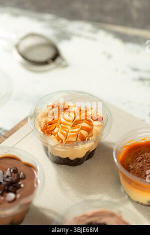 Mousse al caramello condita con salsa, elegante dolce occidentale freddo. Foto Stock